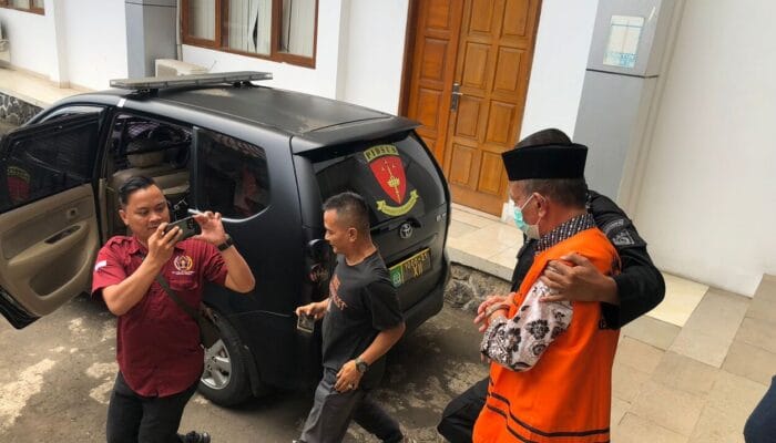 Rugikan Negara Rp1 Miliar, Kepala PKBM Disdik Kab. Sukabumi Kenakan Borgol