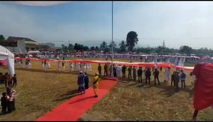 SMK Nuruul Bayan Kalapanunggal Kab. Sukabumi, Kibarkan Merah Putih Sepanjang 250 Meter di Hari Kemerdekaan Ke-79