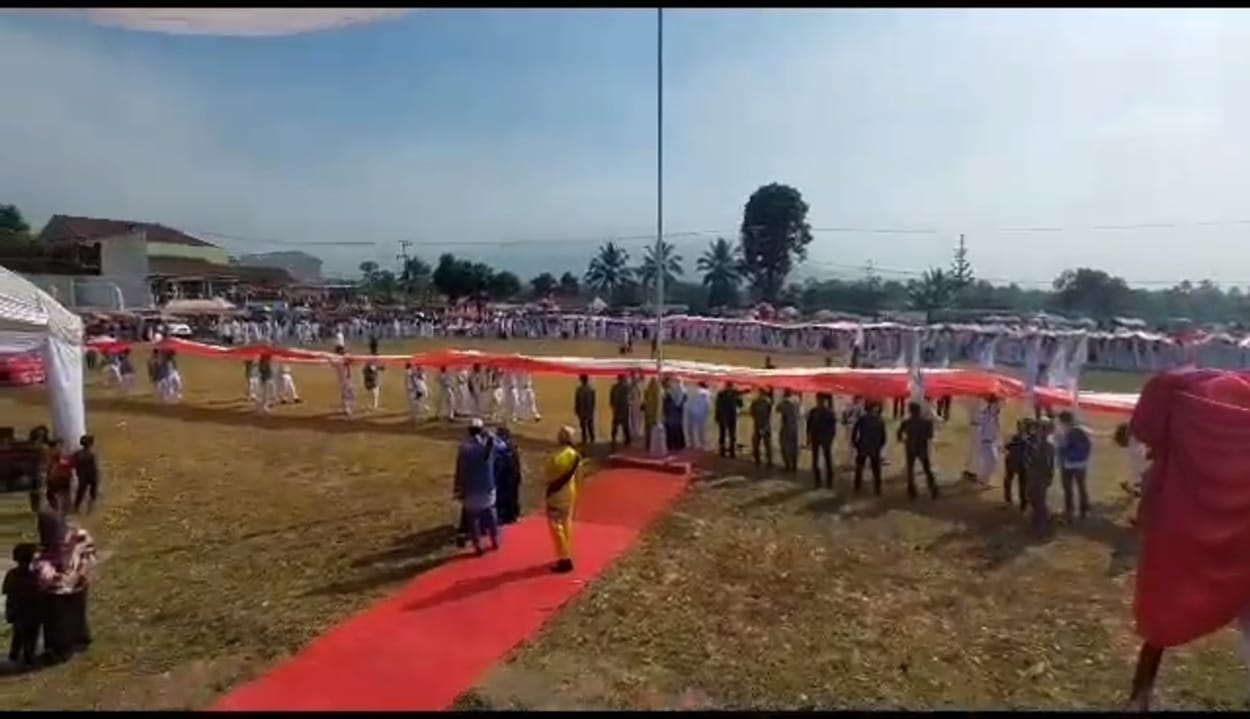 SMK Nuruul Bayan Kalapanunggal Kab. Sukabumi, Kibarkan Merah Putih Sepanjang 250 Meter di Hari Kemerdekaan Ke-79