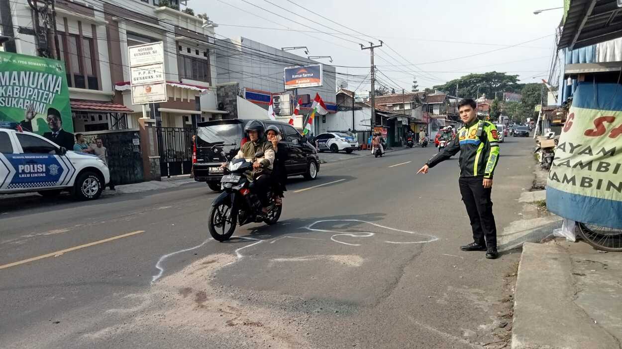 Sat Lantas Polres Sukabumi Kota Evakuasi Pesepeda Motor Tewas di Jalan Ra Kosasih Ngaweung