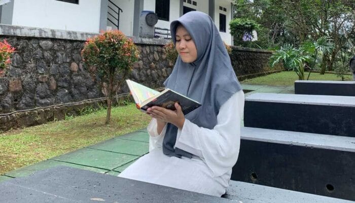 Subhanallah! Fathimah Azzahra Firdaus Siswi SMAS Unggul Ar-Rahman Sukabumi Berhasil Hafal 30 Juz Al-quran