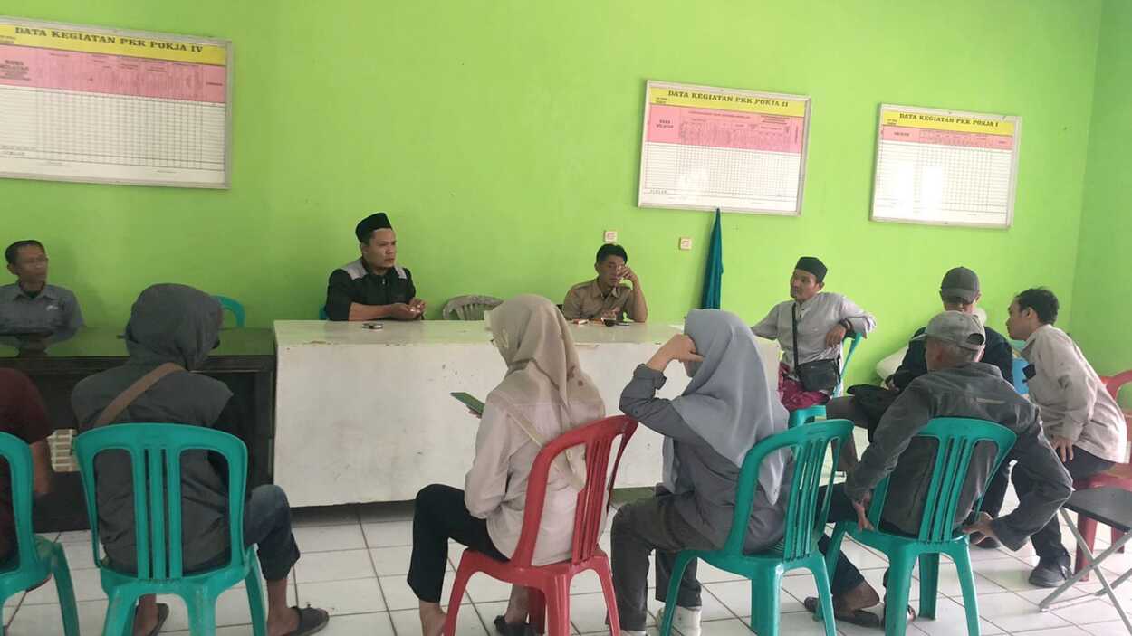 Tak Terima Posyandu Dijual, Sejumlah Warga Datangi Kantor Desa Cikujang Kab. Sukabumi