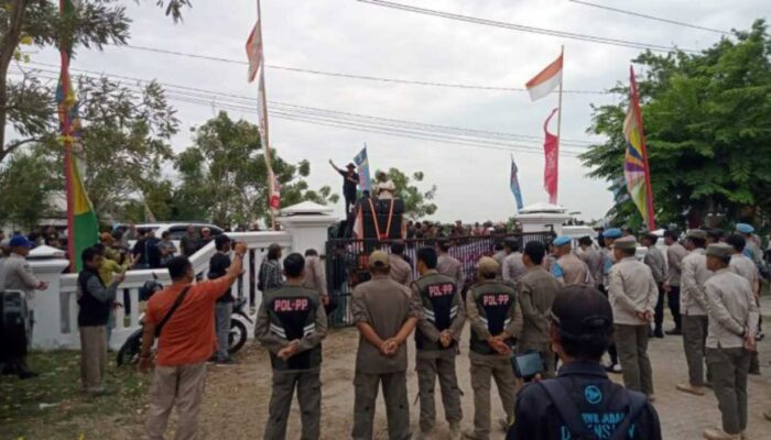 Camat Jayakerta Karawang Didemo Warga Diduga Mesum