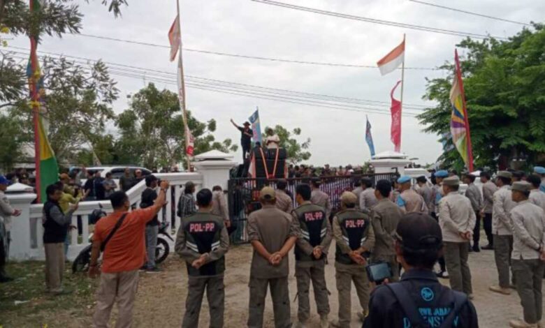 Camat Jayakerta Karawang Didemo Warga Diduga Mesum