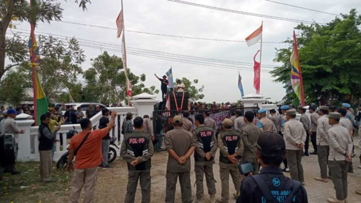 Camat Jayakerta Karawang Didemo Warga Diduga Mesum