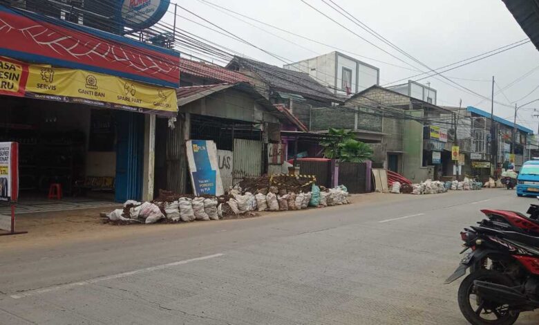 Galian Kabel Optik PLN di Citeureup Bogor Diduga Lewati Waktu, Dikeluhkan Pengendara