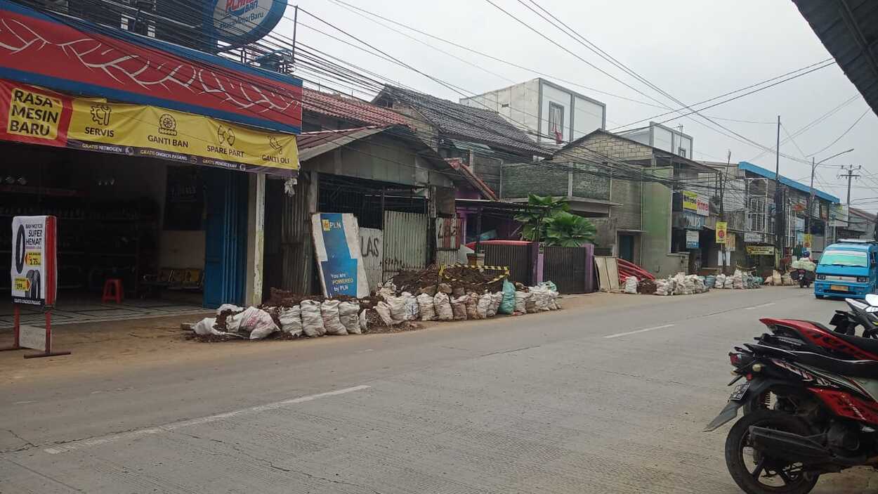 Galian Kabel Optik PLN di Citeureup Bogor Diduga Lewati Waktu, Dikeluhkan Pengendara