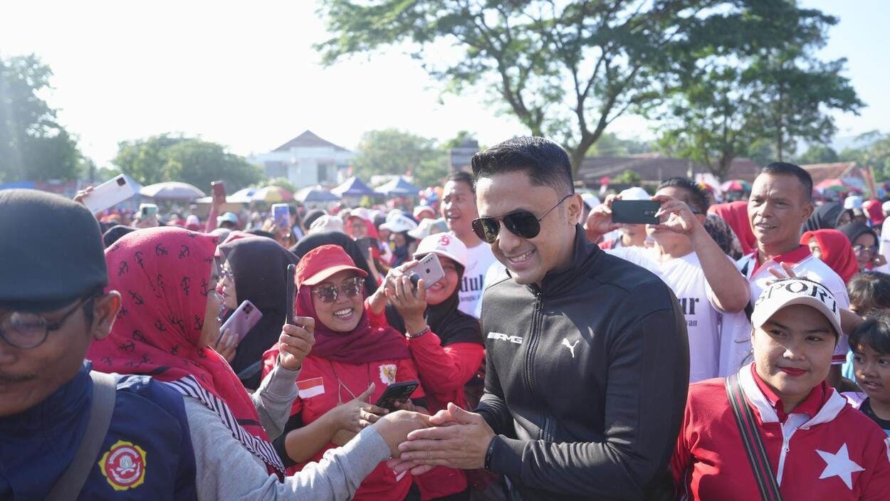Hengki Kurniawan-Ade Sudrajat Diserbu Warga Cipatat