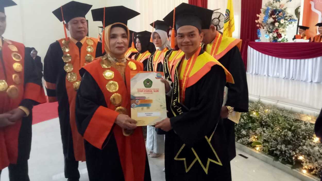 Inspiratif ! Perjuangan Driver Ojol Sabet Gelar Sarjana Melalui Beasiswa di STISIP Syamsul Ulum Sukabumi