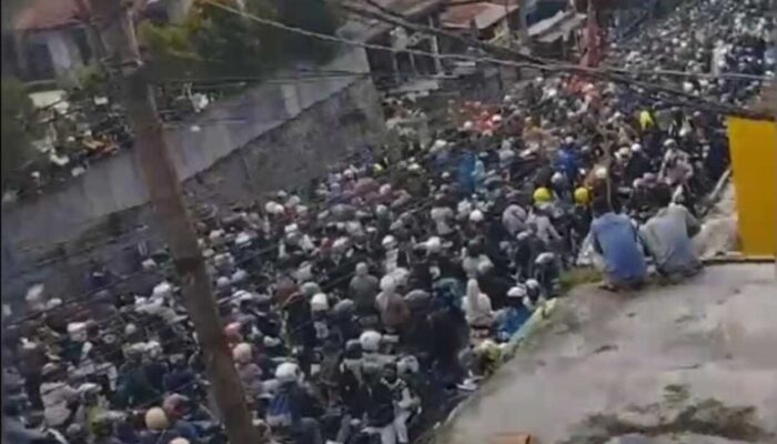 Pengendara Terjebak Macet di Jalan Raya Puncak Bogor