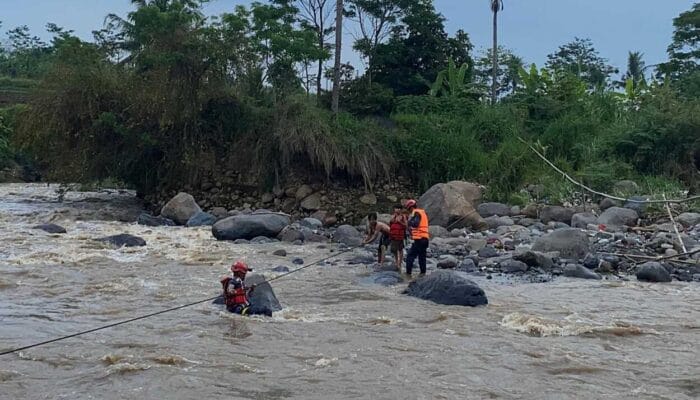 Seorang Bocah di Cianjur Terjebak Banjir Bandang