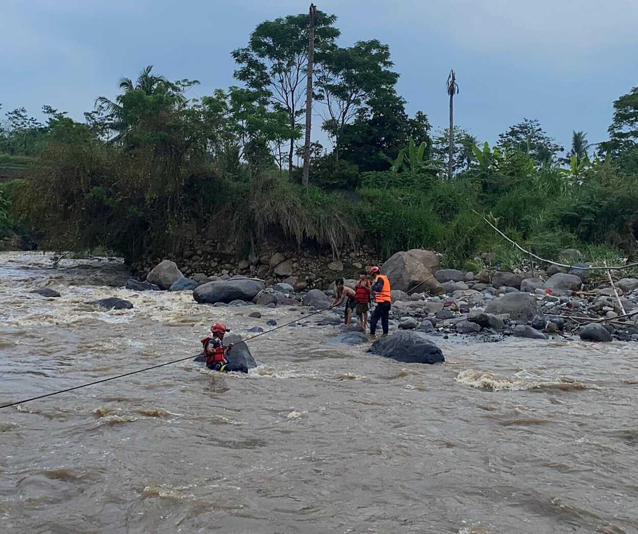 Seorang Bocah di Cianjur Nyaris Tewas Terjebak Banjir Bandang