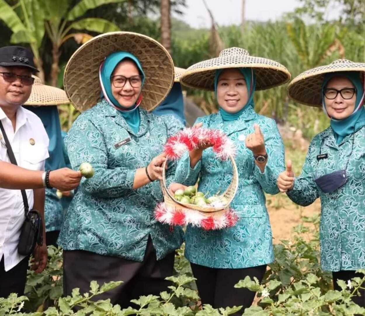 Siti Chomzah Monev Lomba PKK Tingkat Kabupaten Bogor