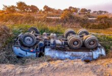 Truk Bermuatan Terigu Terguling di Nagreg Kabupaten Bandung