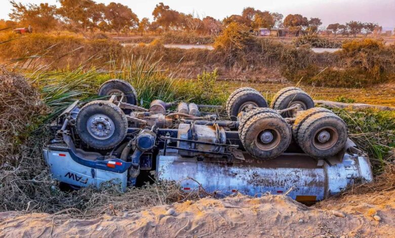 Truk Bermuatan Terigu Terguling di Nagreg Kabupaten Bandung