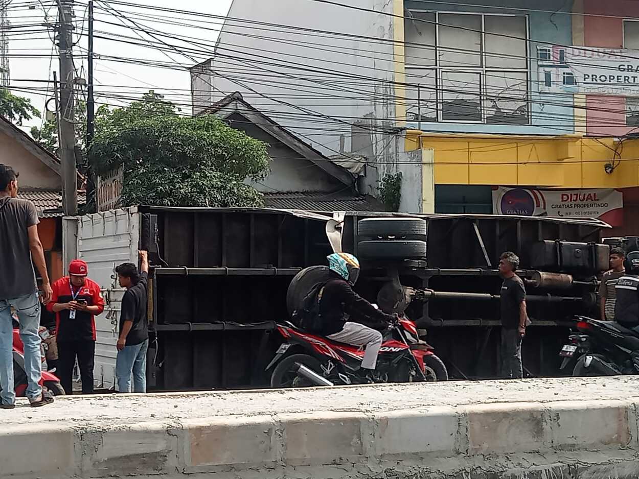 Truk Boks Terguling di Jalan Raya Kosambi Karawang