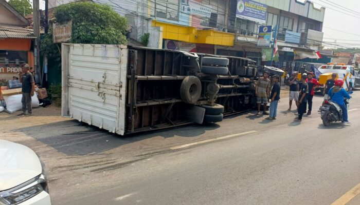 Truk Boks Terguling di Jalan Raya Kosambi Karawang