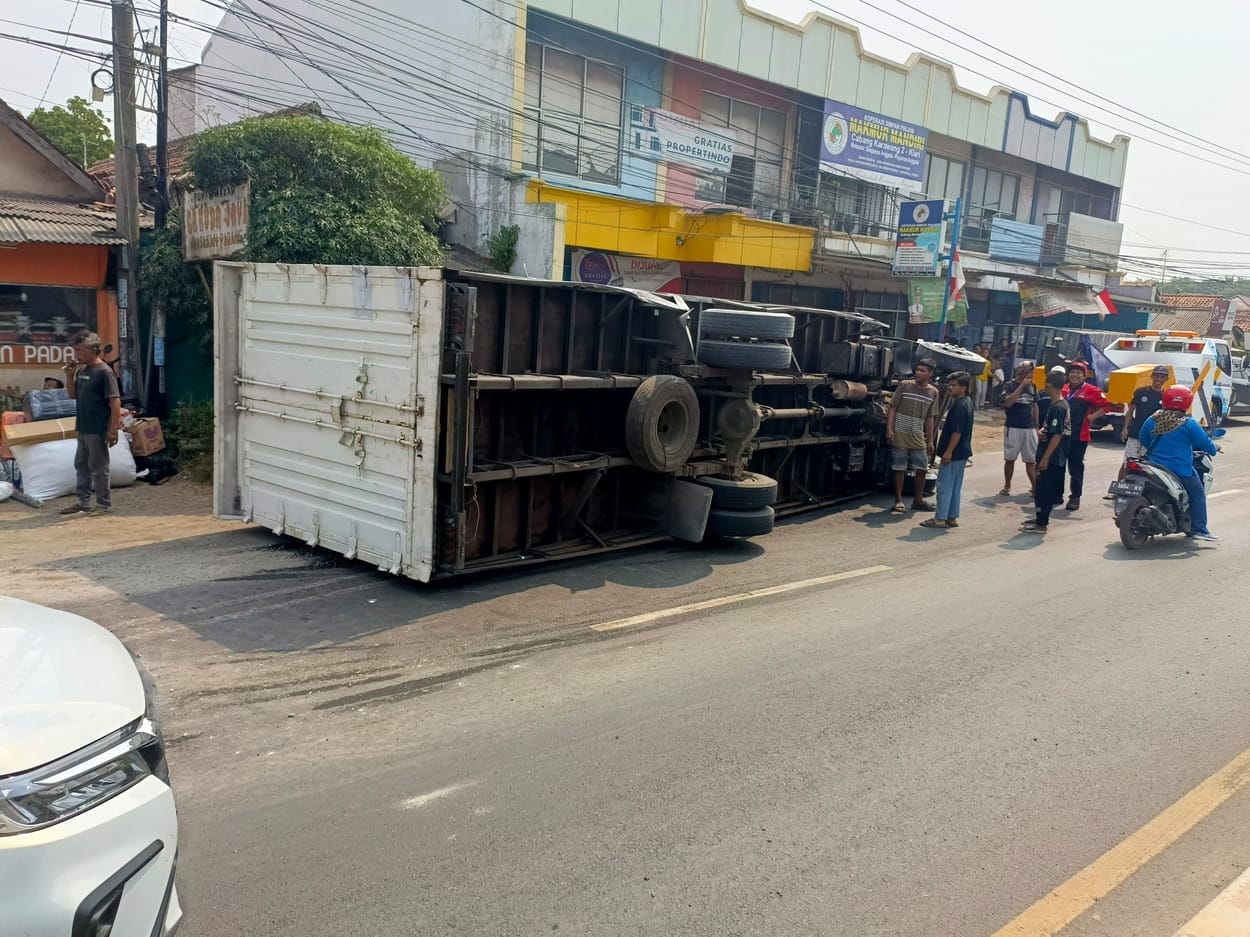 Truk Boks Terguling di Jalan Raya Kosambi Karawang