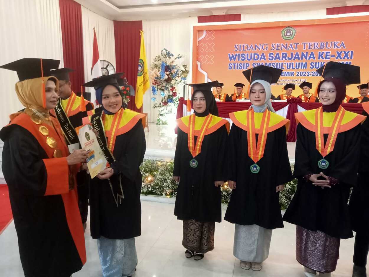 Wisuda 351 Mahasiswa, Ini Pesan Pembina STISIP Syamsul Ulum Sukabumi DR Hj Fatmawati