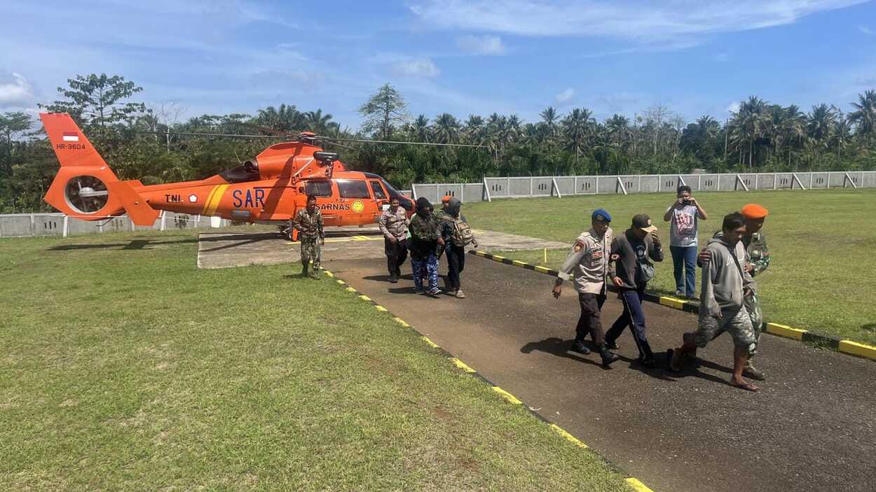 3 Helikopter Berhasil Evakuasi 71 Nelayan Terjebak di Bekas Jembatan Tambang Pasir Besi Tegalbuleud Sukabumi