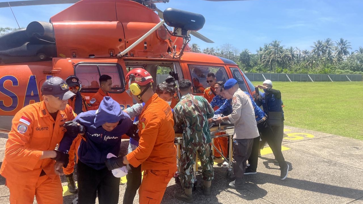 3 Helikopter Berhasil Evakuasi 71 Nelayan Terjebak di Bekas Jembatan Tambang Pasir Besi Tegalbuleud Sukabumi