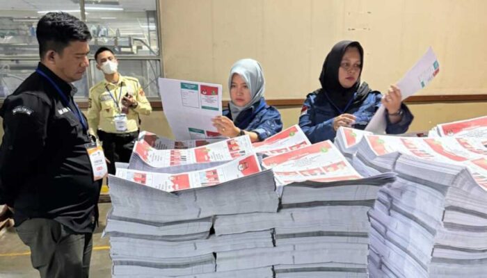 Bawaslu Pelototi Proses Percetakan Kertas Suara Pilwakot Sukabumi di Pabrik Kertas Bekasi