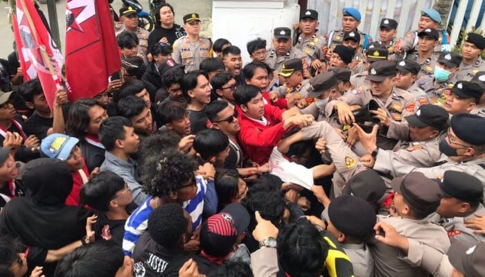Demo Mahasiswa di Depan Kantor DPRD Kota Sukabumi Kisruh, Ini Penyebabnya!