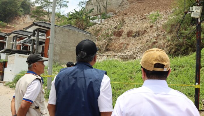 Dicky Saromi Tinjau Lokasi Longsor di Cibogo