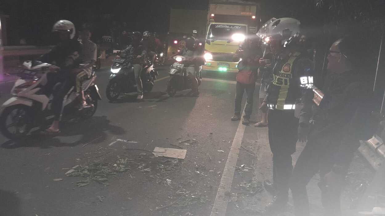 Kontener Lepas dari Truk Timpa Pemotor di Cianjur