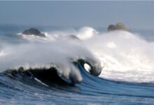 Pantai Selatan Garut Diterjang Gelombang Tinggi