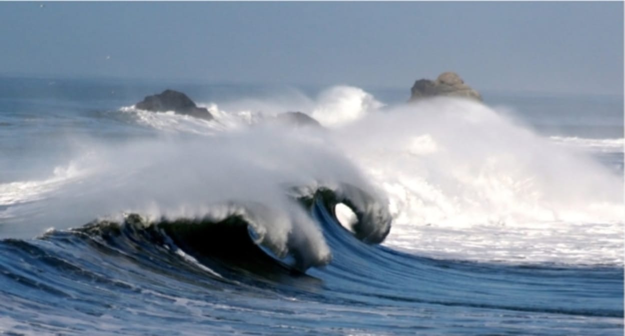 Pantai Selatan Garut Diterjang Gelombang Tinggi