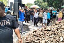 Pendemo Tutup Akses Menuju PT QL Agrofood