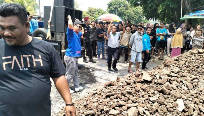 Pendemo Tutup Akses Menuju PT QL Agrofood