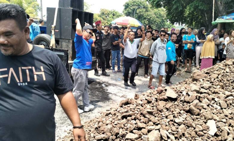 Pendemo Tutup Akses Menuju PT QL Agrofood