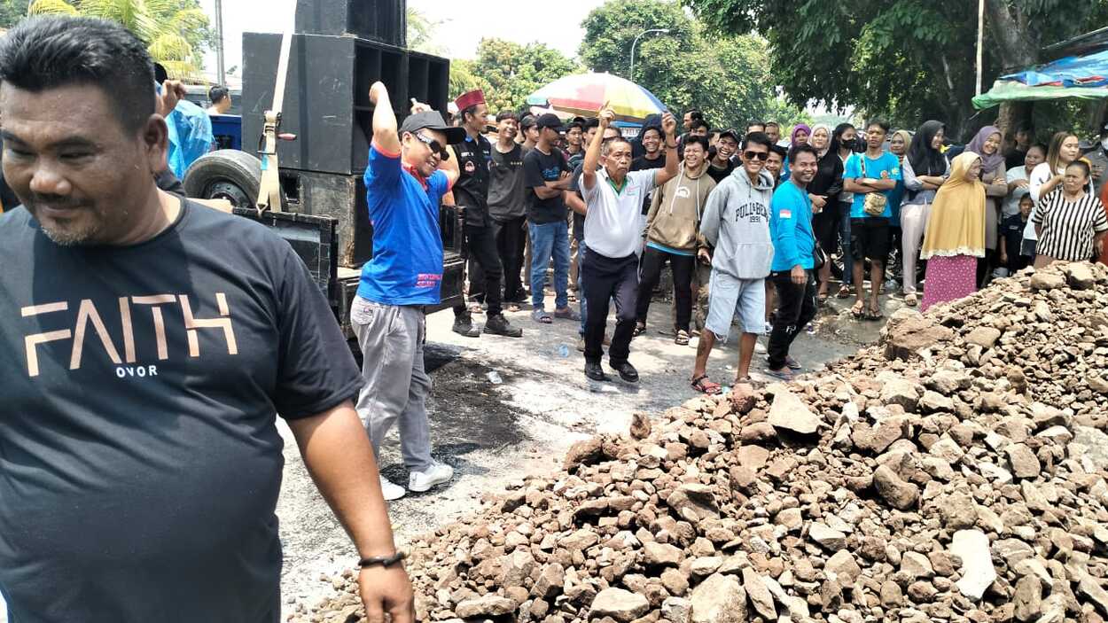 Pendemo Tutup Akses Menuju PT QL Agrofood