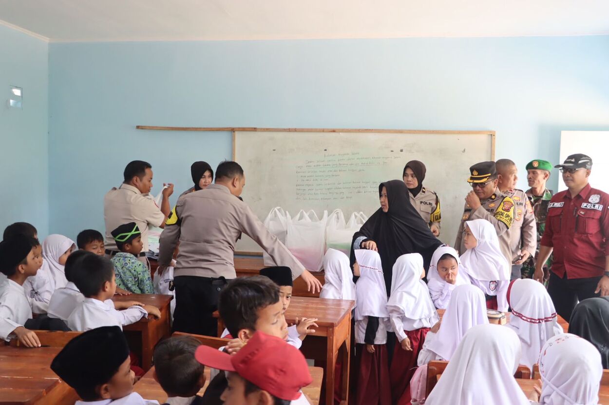 Polres Sukabumi Kota, Bagikan Puluhan Paket Makan Bergizi Bagi Pelajar Sekolah