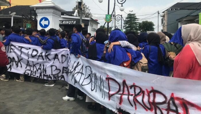 Puluhan Mahasiswa Gelar Aksi Unjuk Rasa di Balaikota Sukabumi, Tuntut Kenaikan Angka Stunting – Pengangguran