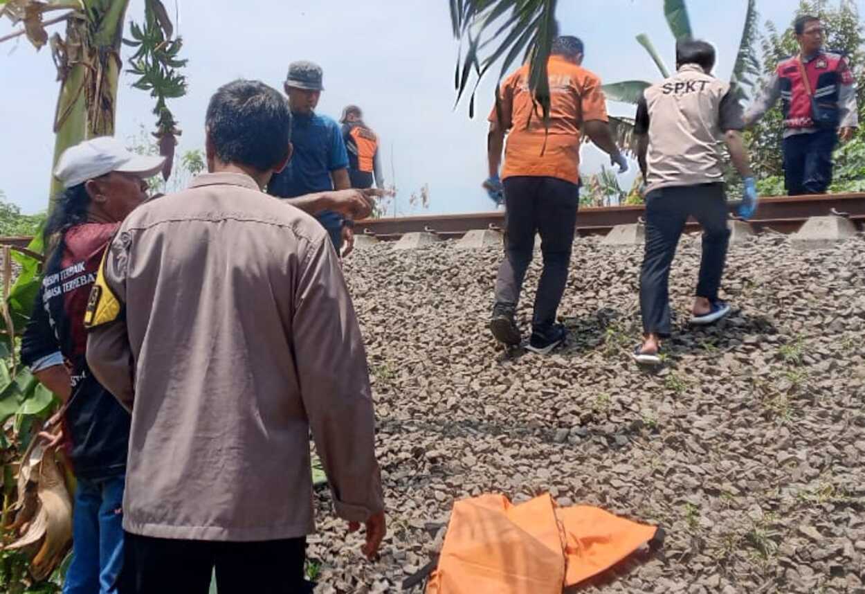 Seorang Pria di Karawang Tewas Tertabrak Kereta Api