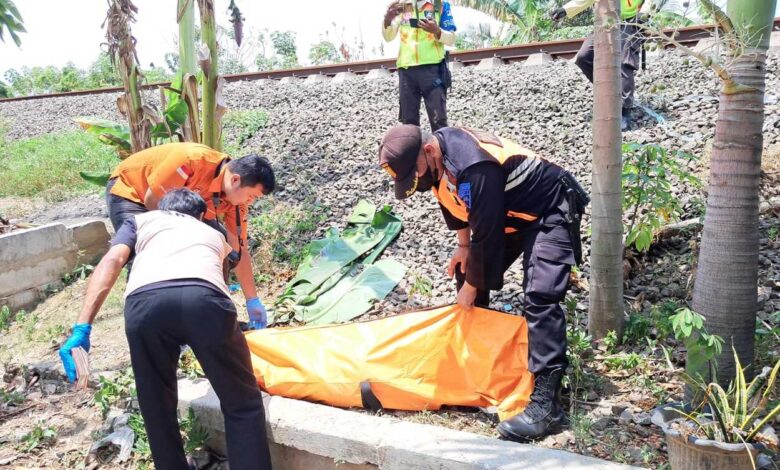 Seorang Pria di Karawang Tewas Tertabrak Kereta Api