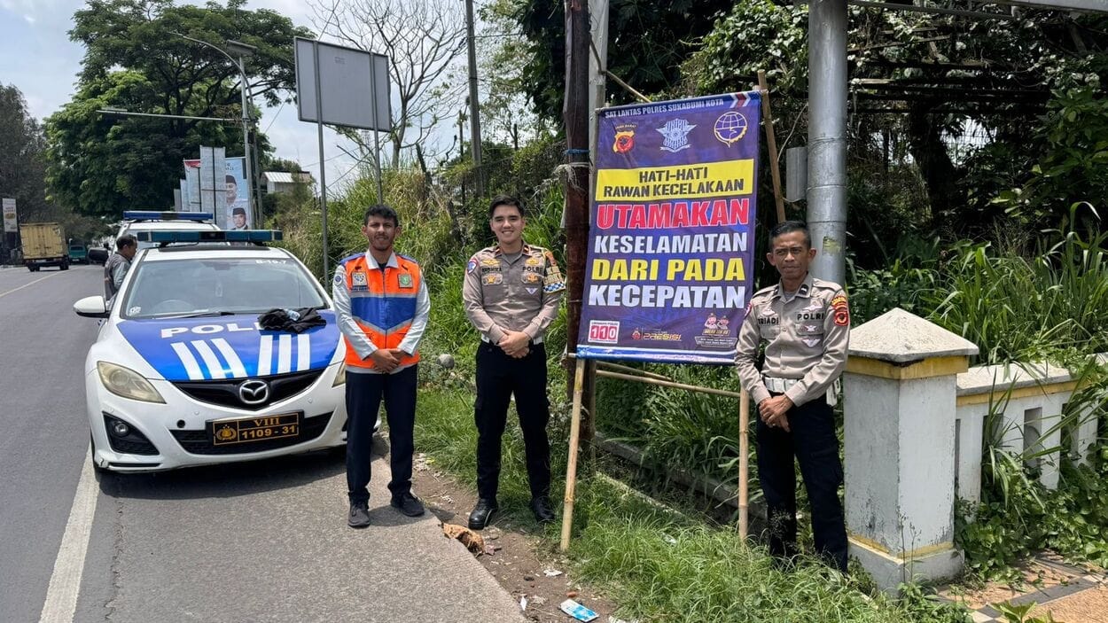 Tekan Angka Kecelakaan, Kanit Gakkum Satlantas Polres Sukabumi Kota Pasang Spanduk Himbauan Kerawanan Lakalantas 1 Tekan Angka Kecelakaan, Kanit Gakkum Satlantas Polres Sukabumi Kota Pasang Spanduk Himbauan Kerawanan Lakalantas