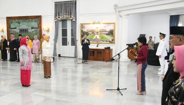 Amanda Soemedi Lantik Iis Cahyaningsih & Rossy Lambelanova