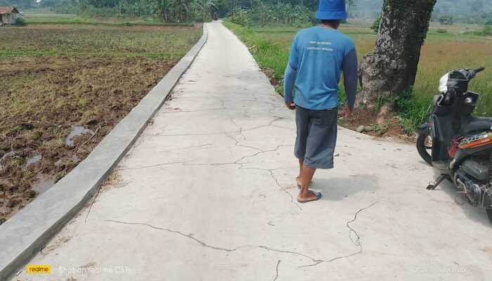 Baru 1 Bulan Dicor, Jalan Desa di Kampung Nambo Bogor Retak-retak