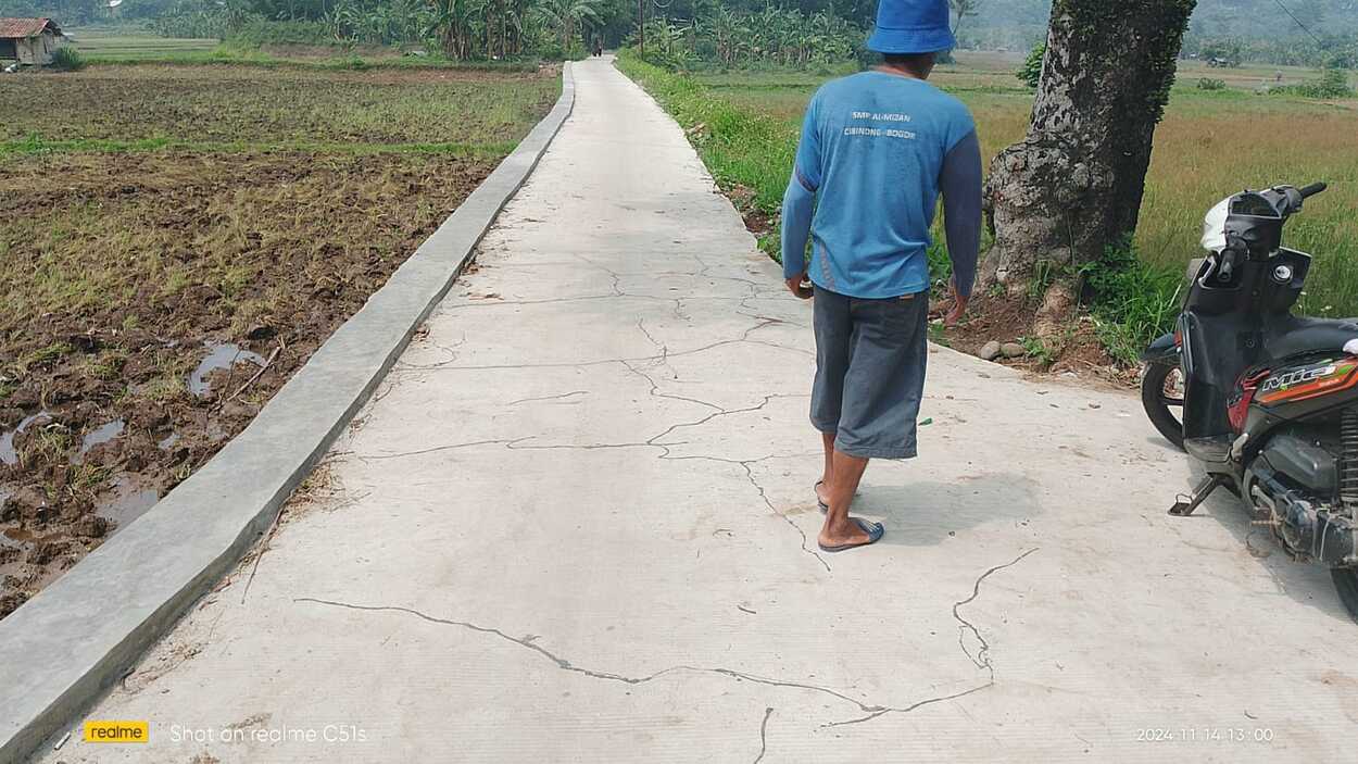 Baru 1 Bulan Dicor, Jalan Desa di Kampung Nambo Bogor Retak-retak