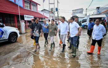 Bey Machmudin Tinjau Dampak Banjir Rob di Indramayu