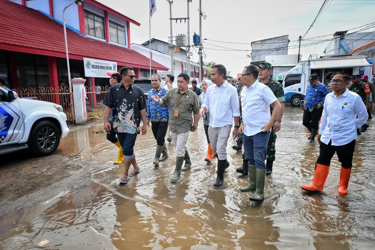 Bey Machmudin Tinjau Dampak Banjir Rob di Indramayu