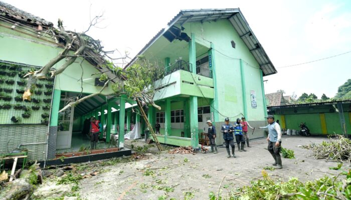 Bey Machmudin Tinjau Gudang KPU Kota Cimahi Akibat Hujan Ekstrem