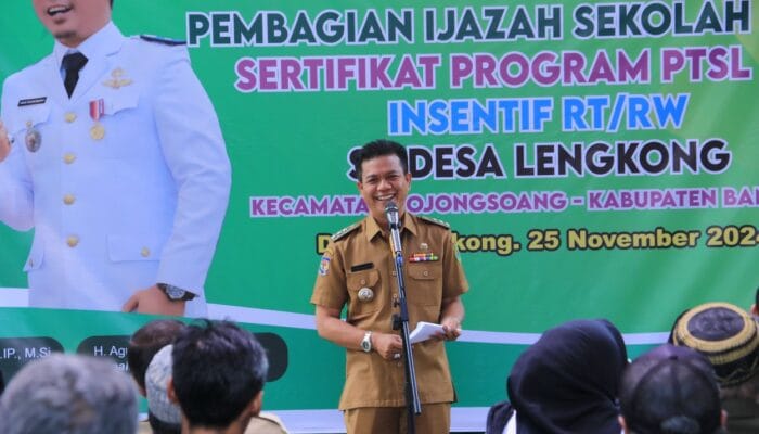 Bupati Bandung Serahkan Ijazah Sekolah Paket, Sertipikat PTSL, Insentif RT RW