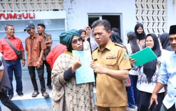 Bupati Bandung Serahkan Ijazah Sekolah Paket, Sertipikat PTSL, Insentif RT RW