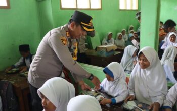 Cegah Stunting, Polres Sukabumi Bagikan Makan Siang Bergizi Untuk Pelajar SDTA Sirojul Cikembar