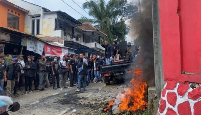 Diduga Korupsi Dana Desa, Warga Cipetir Sukabumi Kepung Kantor Desa